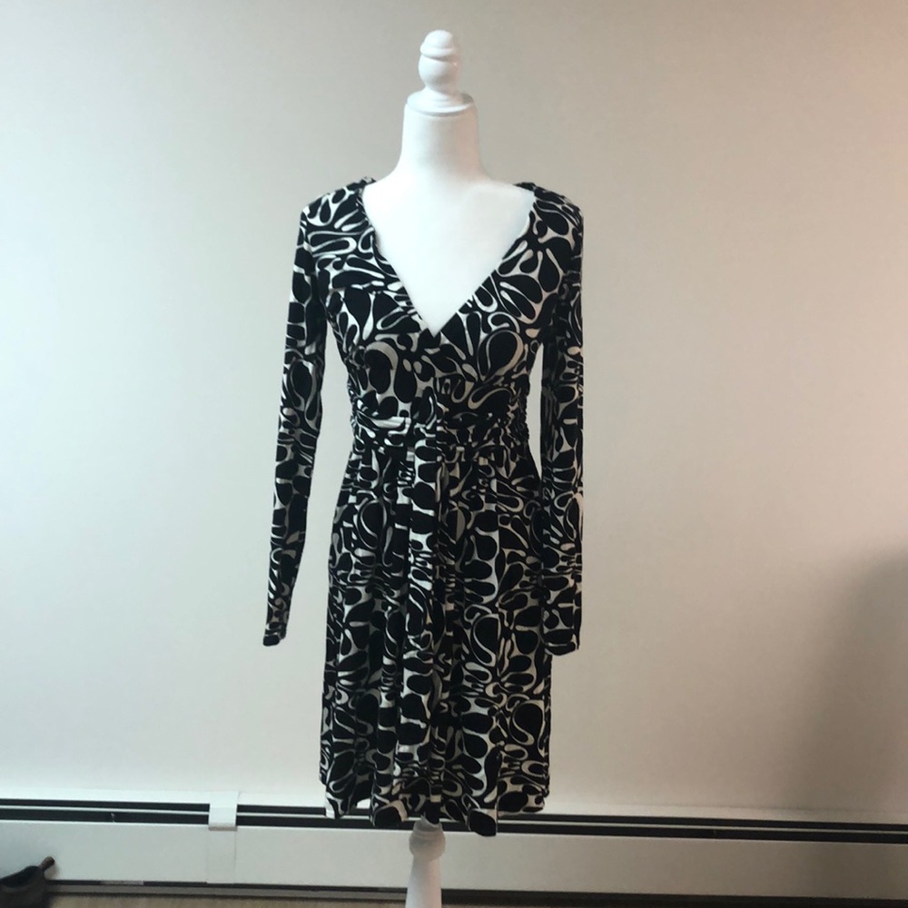 Black and white V-neck knit dress